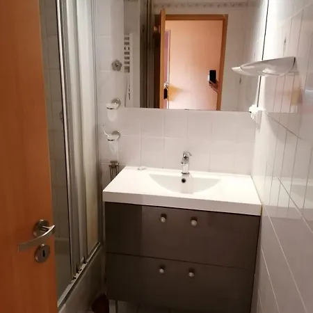 4 Avec Un Lit Simple *